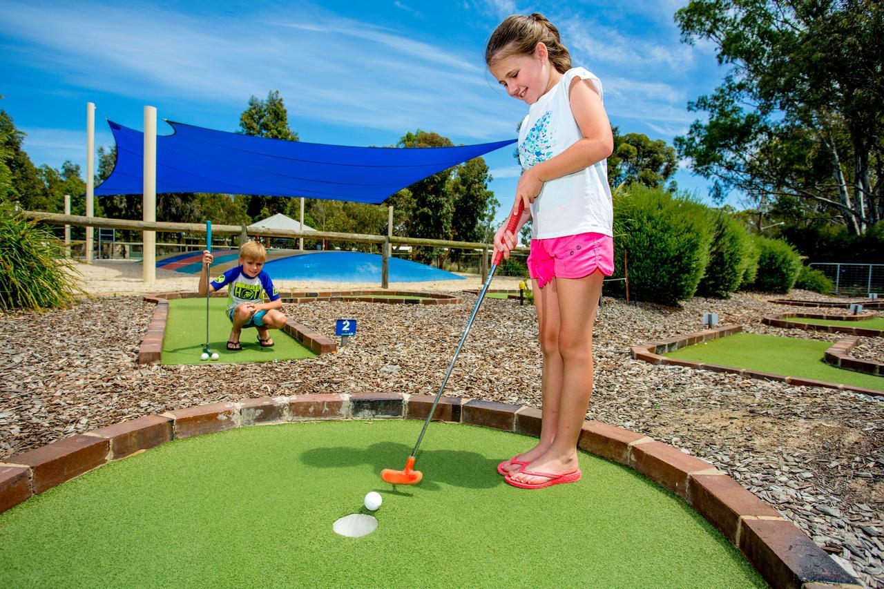 Big4 Deniliquin Holiday Park ภายนอก รูปภาพ